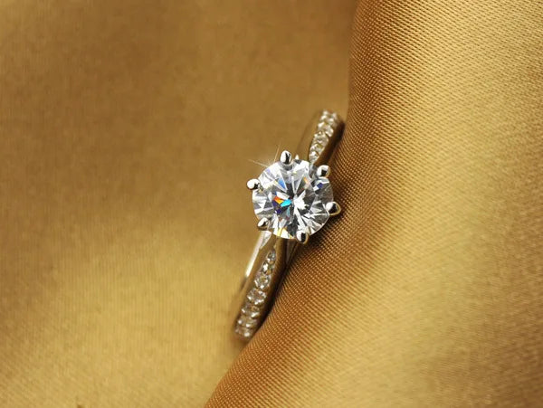 Solitärring Silber 925 mit strahlendem Zirkon