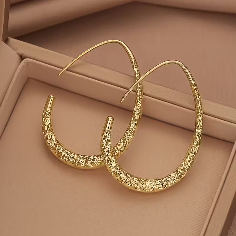 Elegante vintage goldene Ohrringe