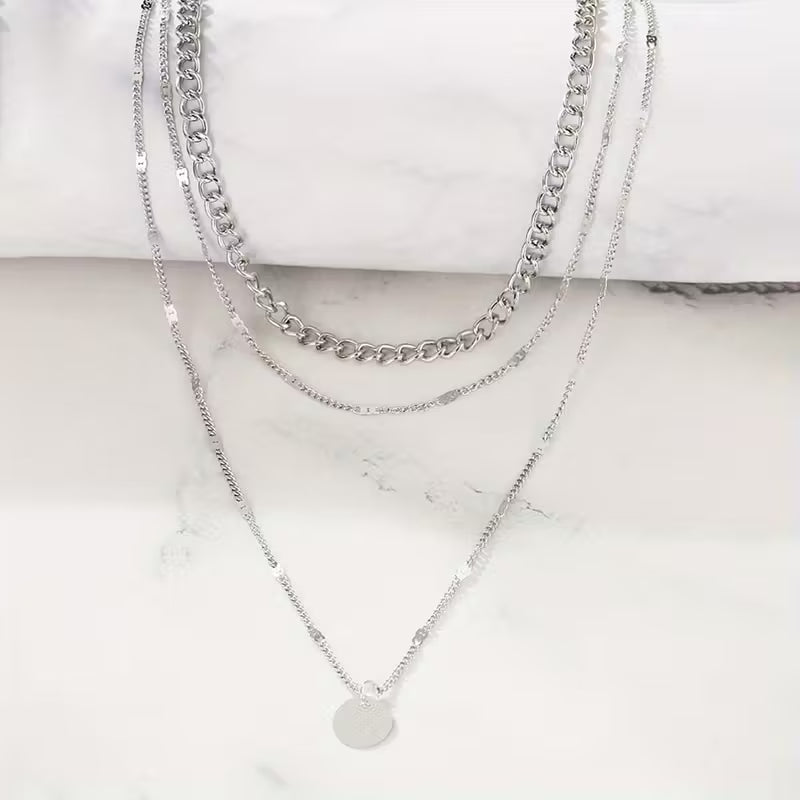 Elegante mehrlagige Halskette mit rundem Anhänger