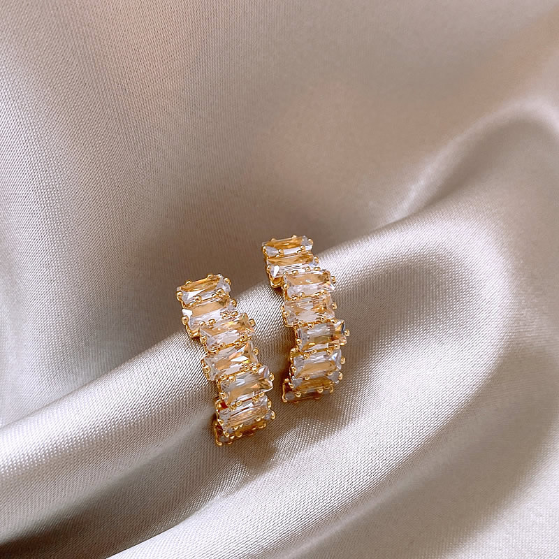 Elegante Goldohrringe mit funkelnden Zirkonias