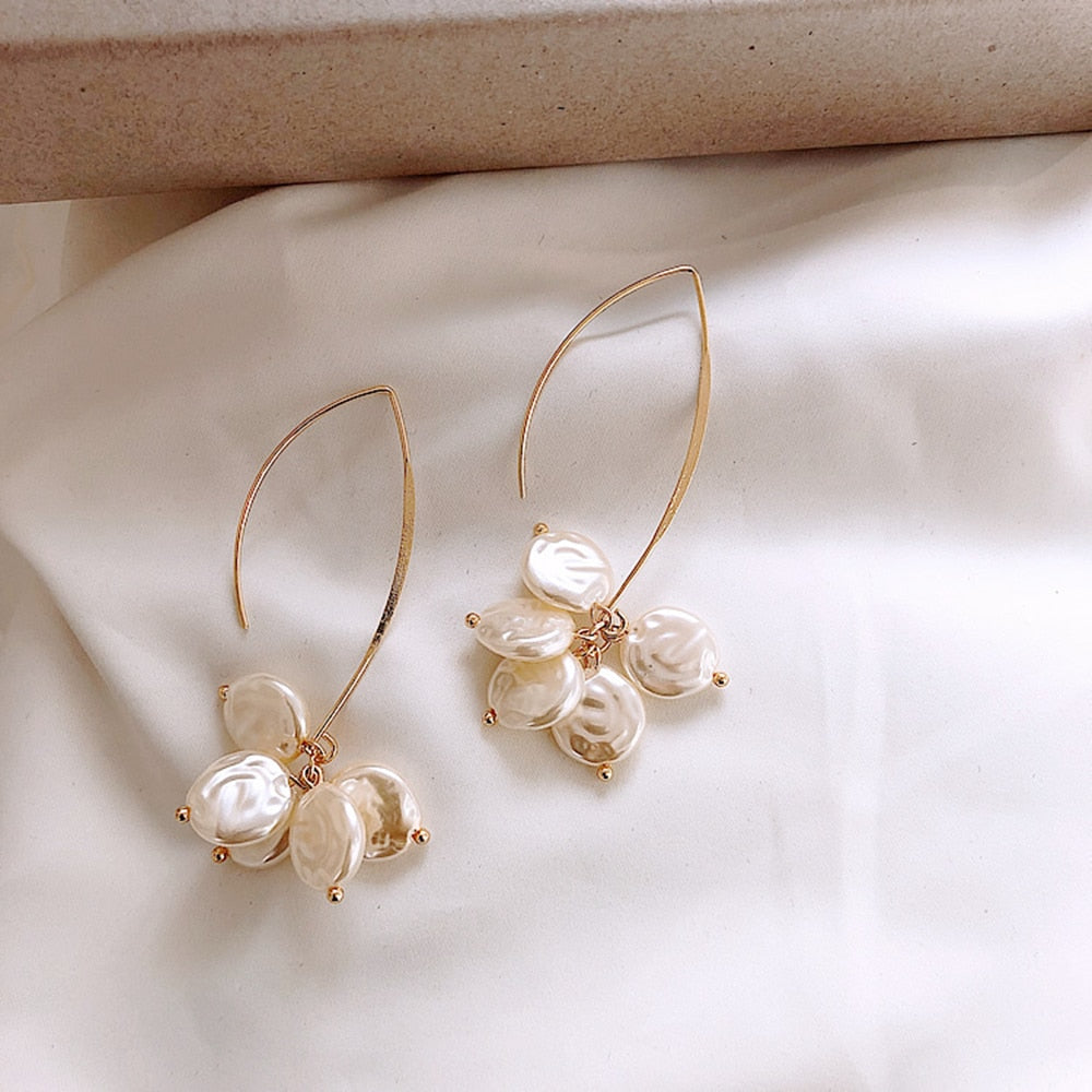 Elegante Ohrringe mit Perlen und Kristallen
