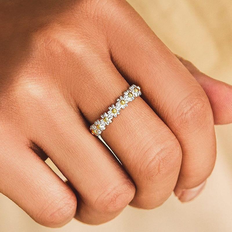 Verstellbarer Margeritenring aus Silber mit handbemaltem Emaille