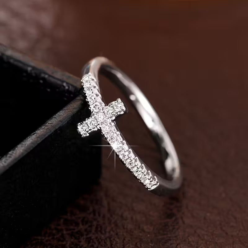 Minimalistischer Kreuz-Ring aus Zirkonia