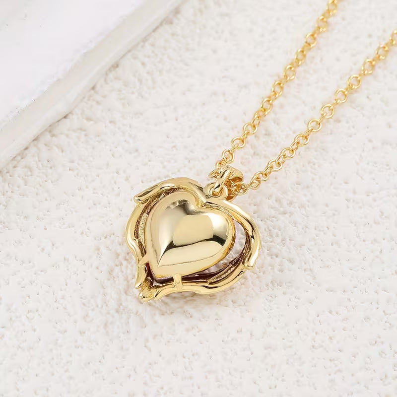 Angel Embrace Ruby Heart Halskette | Gold
