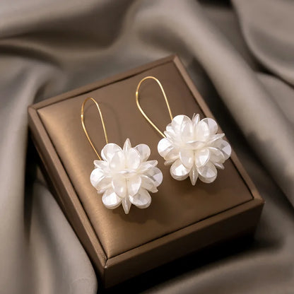 Lange Ohrringe Perlenblume