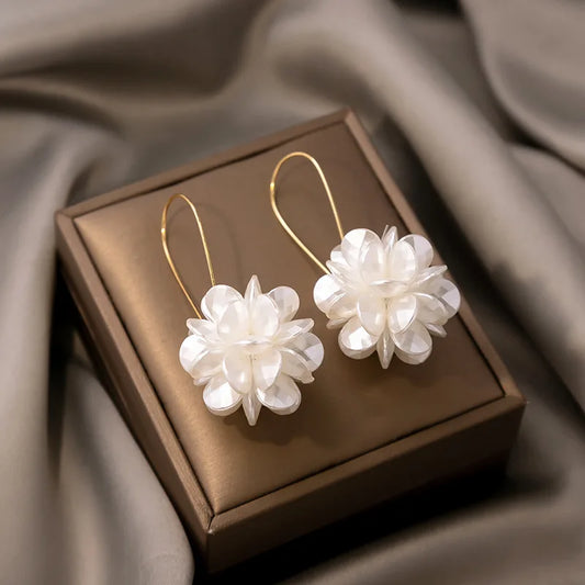 Lange Ohrringe Perlenblume
