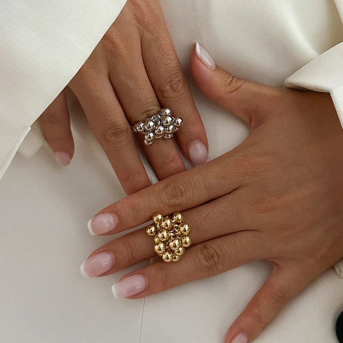 Verstellbarer Ring mit goldenen Kugeln
