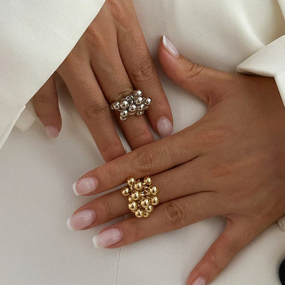 Verstellbarer Ring mit goldenen Kugeln