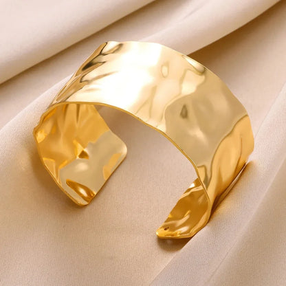 Offenes goldenes Boho-Armband