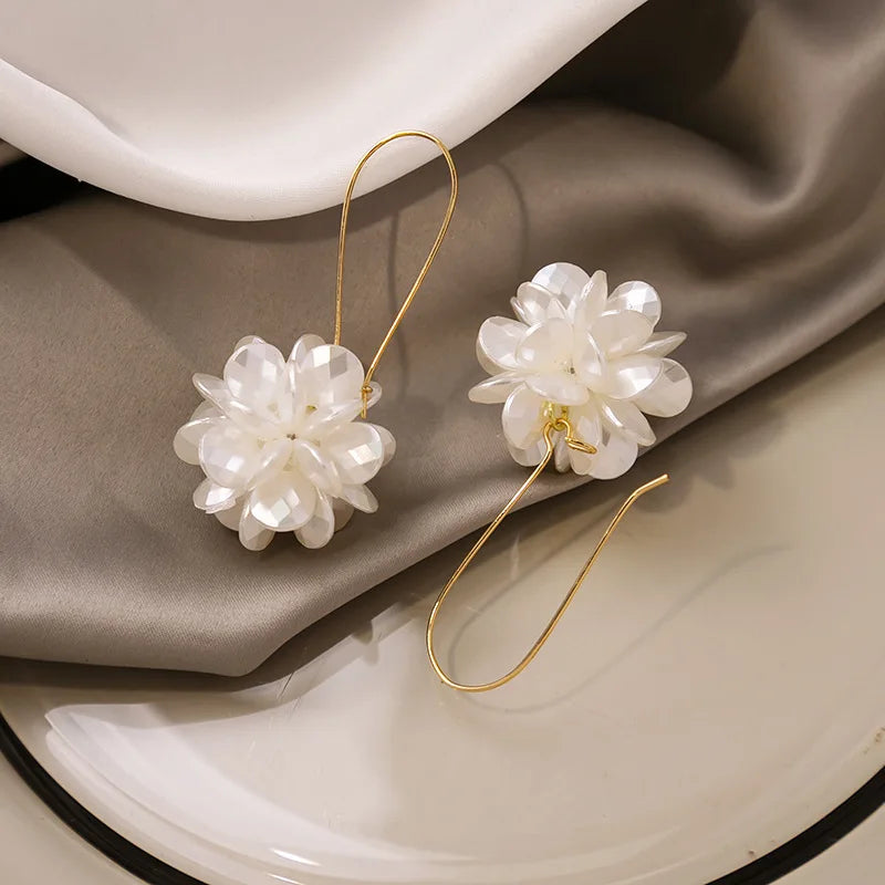 Lange Ohrringe Perlenblume