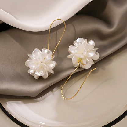 Lange Ohrringe Perlenblume
