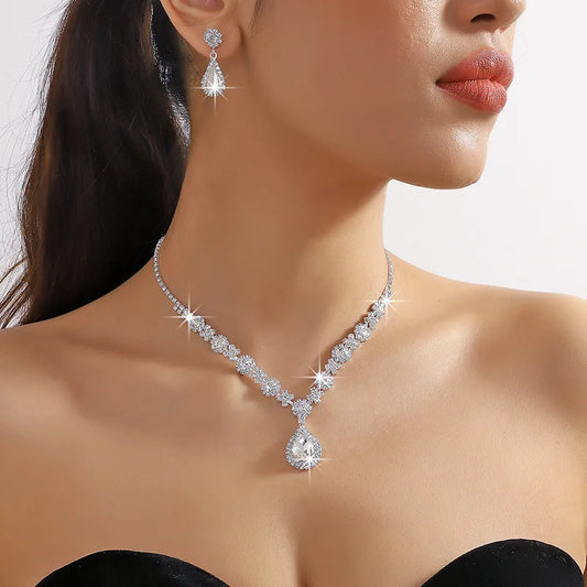 Elegante Halskette und Ohrringe
