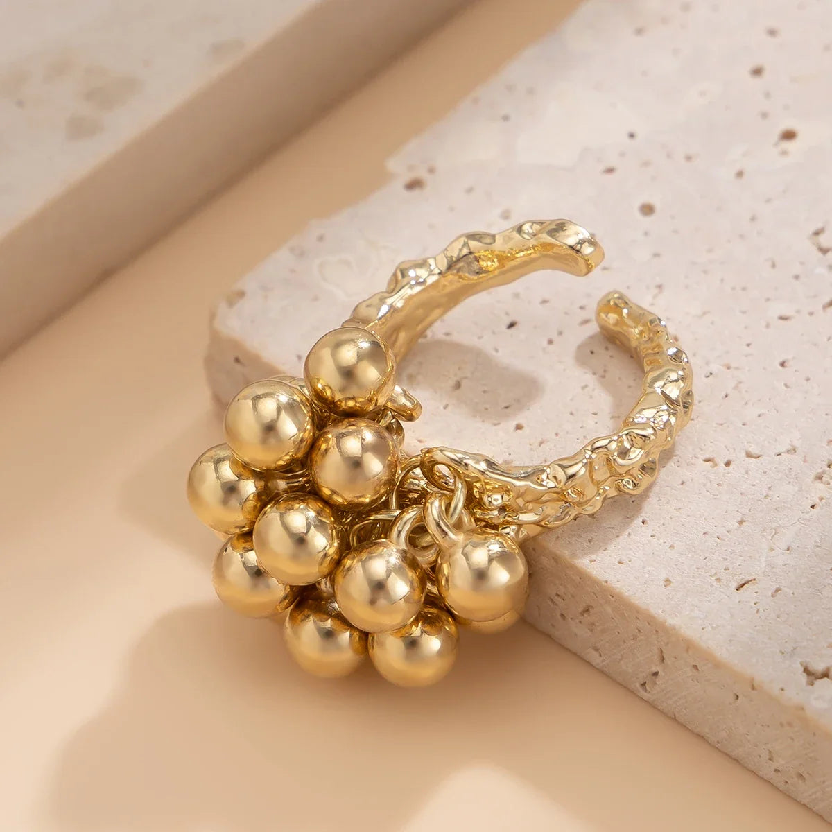 Verstellbarer Ring mit goldenen Kugeln