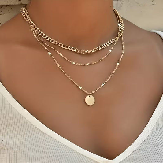 Elegante mehrlagige Halskette mit rundem Anhänger