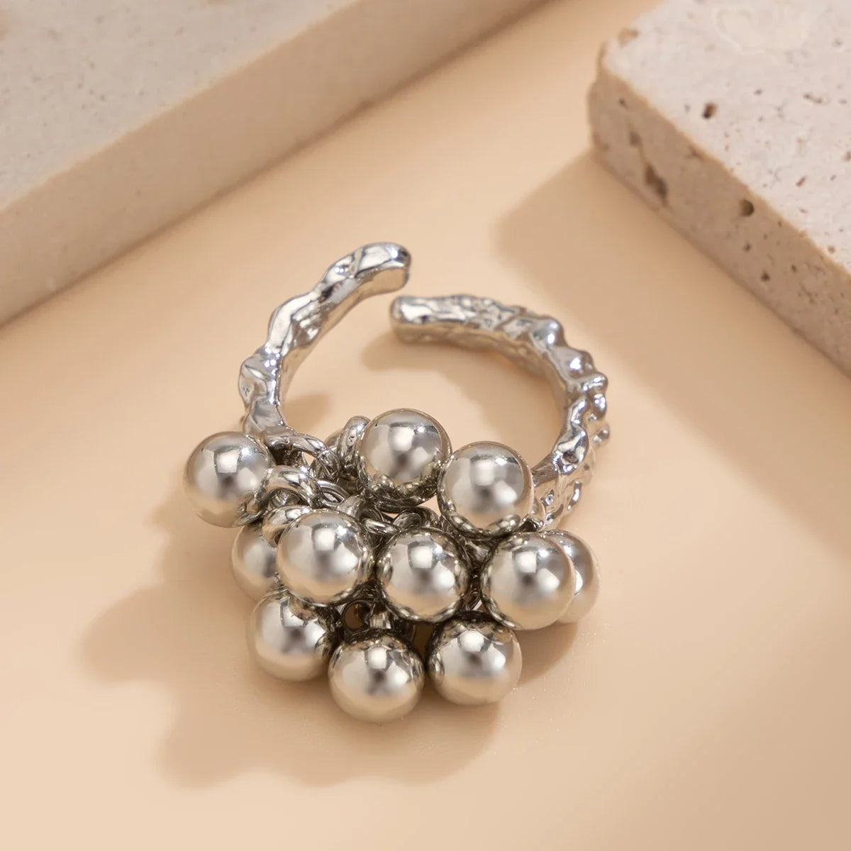 Verstellbarer Ring mit goldenen Kugeln