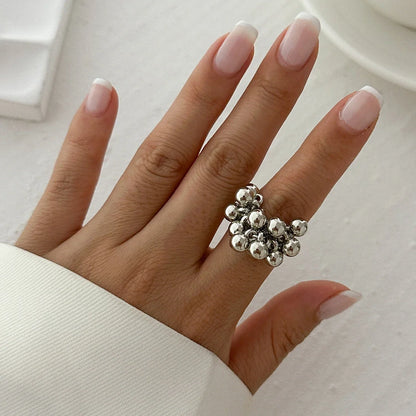 Verstellbarer Ring mit goldenen Kugeln