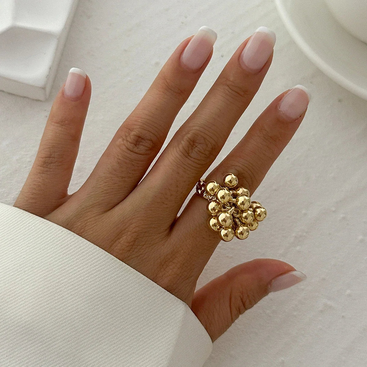 Verstellbarer Ring mit goldenen Kugeln