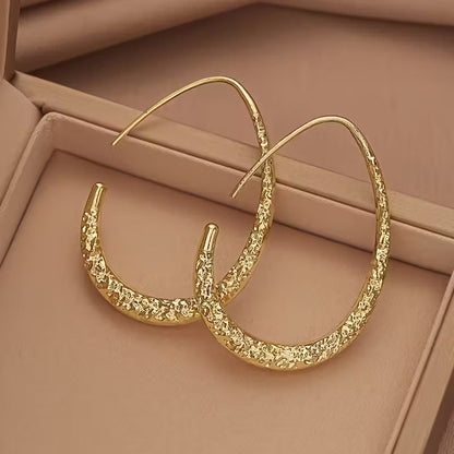 Elegante vintage goldene Ohrringe