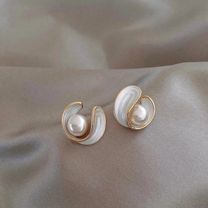 Elegante opalweiße Ohrringe mit Perle in Gold