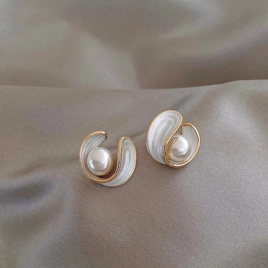 Elegante opalweiße Ohrringe mit Perle in Gold
