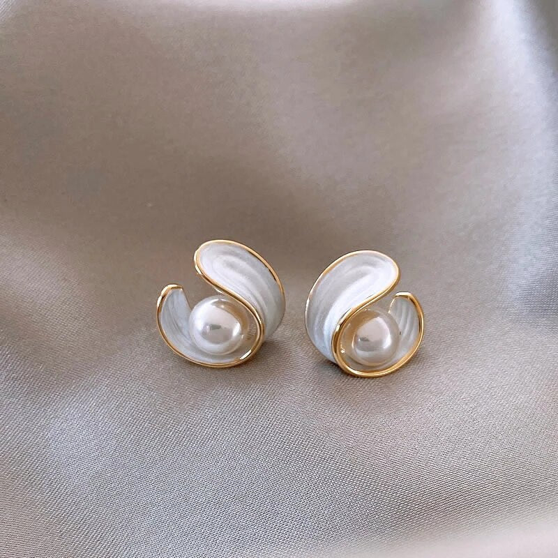 Elegante opalweiße Ohrringe mit Perle in Gold