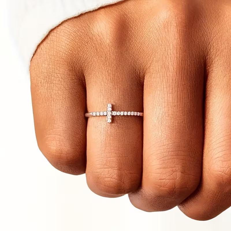 Minimalistischer Kreuz-Ring aus Zirkonia