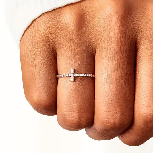Minimalistischer Kreuz-Ring aus Zirkonia