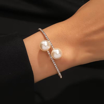 Elegantes Armband mit Perlen und Zirkonia