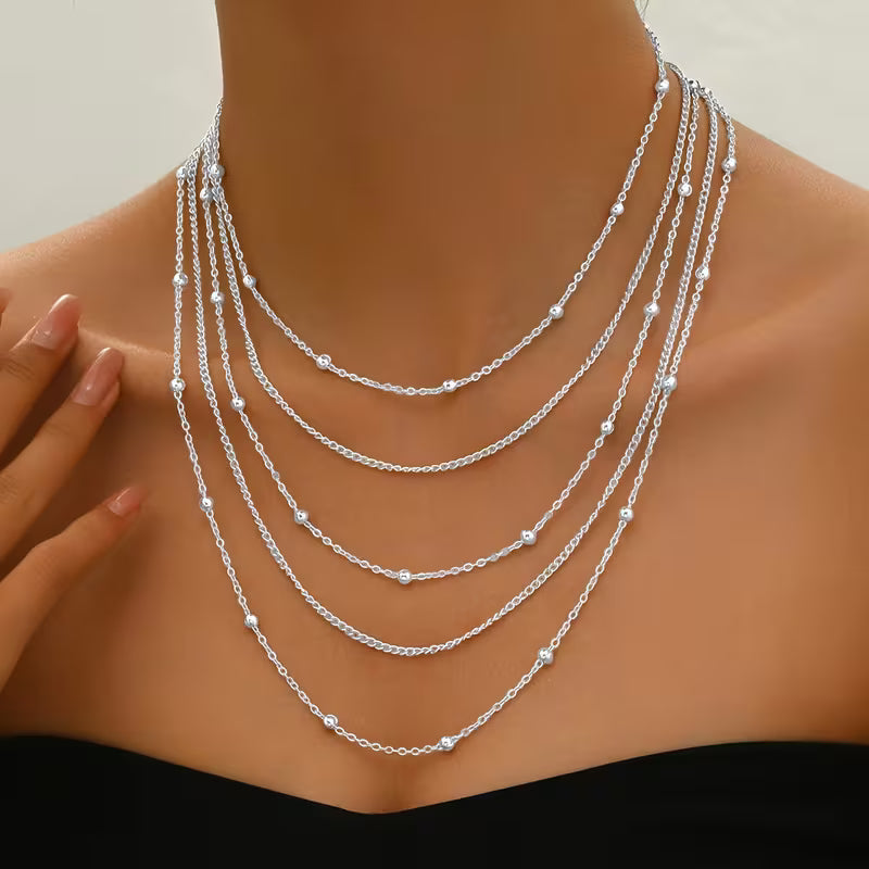 Elegante mehrkettige Halskette mit Quasten