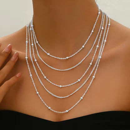 Elegante mehrkettige Halskette mit Quasten