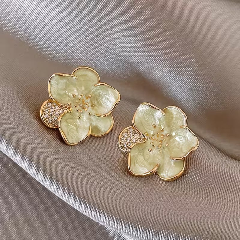Elegante moderne blumenförmige Ohrringe