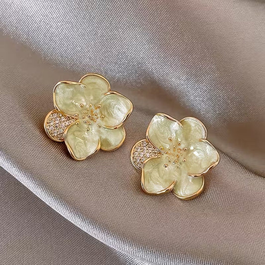 Elegante moderne blumenförmige Ohrringe