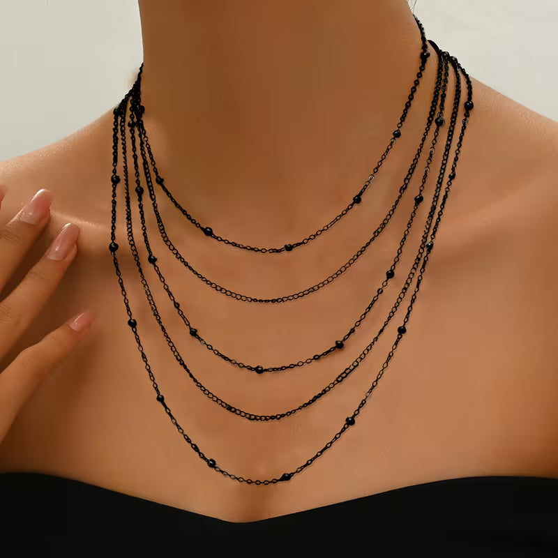Elegante mehrkettige Halskette mit Quasten