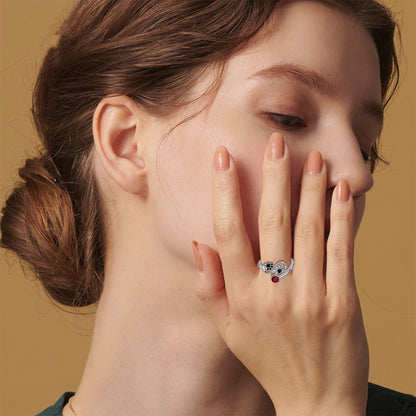 Schwarzer Pfotenabdruck verstellbarer Ring mit roter Gemme