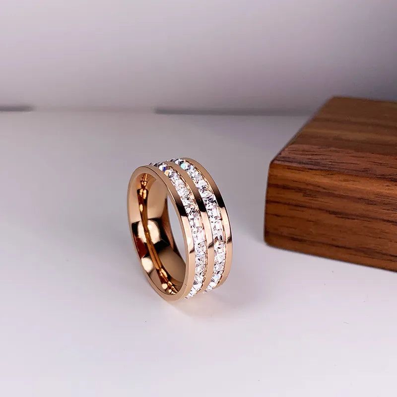 Eleganter Ring mit Doppelter Zirkonia Einlage