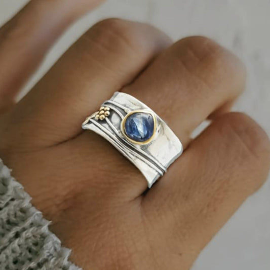 Silberner Ring mit blauem Kristall
