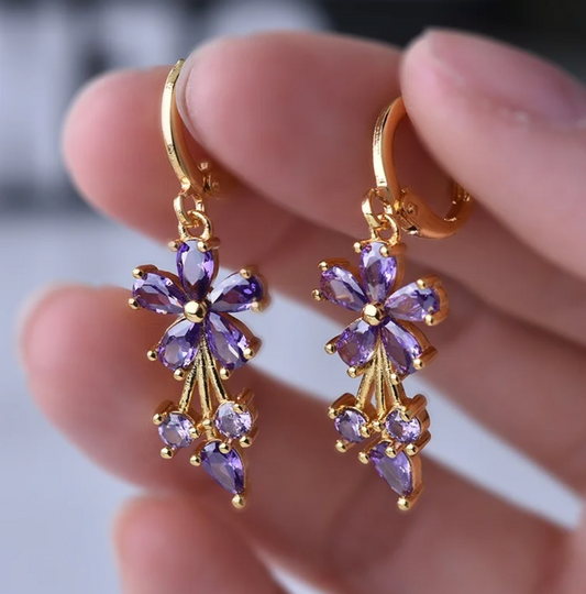 18 Karat vergoldete Ohrringe mit Amethyst-Gänseblümchen-Anhängern