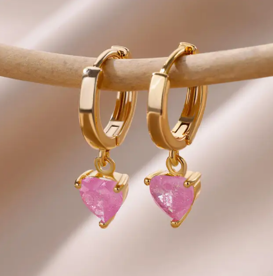 Reifen Ohrringe mit Kleinem Herz Anhänger in Rosa Quarz in 18K Gold Plating