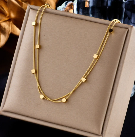 18-Karat-Goldplattierte Kette mit kleinen Quadraten