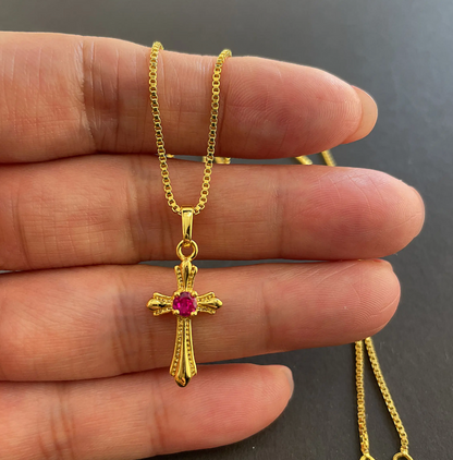 18 Karat vergoldetes Collier mit Kreuz und rosa Strasssteinen