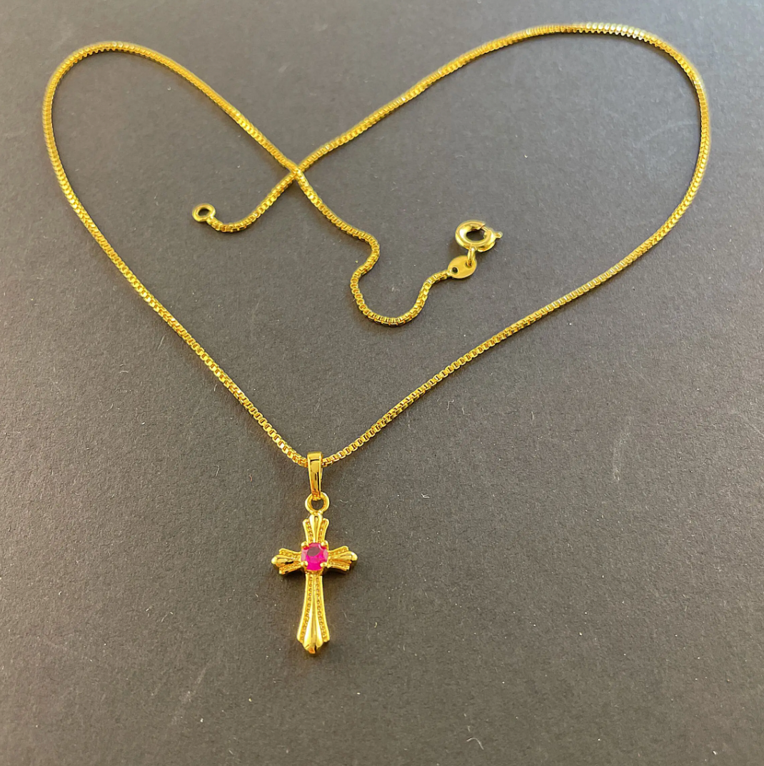 18 Karat vergoldetes Collier mit Kreuz und rosa Strasssteinen