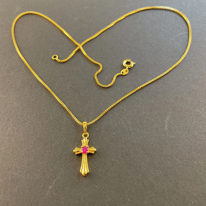 18 Karat vergoldetes Collier mit Kreuz und rosa Strasssteinen