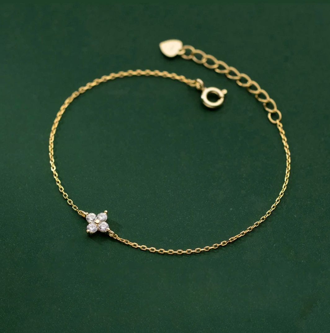 18 Karat vergoldetes dünnes Armband in Form einer kleinen Blume mit Zirkoniasteinen