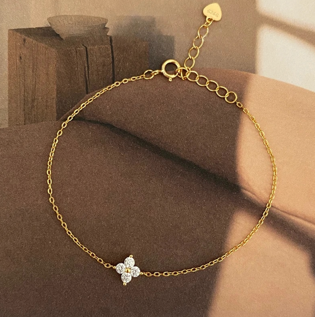 18 Karat vergoldetes dünnes Armband in Form einer kleinen Blume mit Zirkoniasteinen