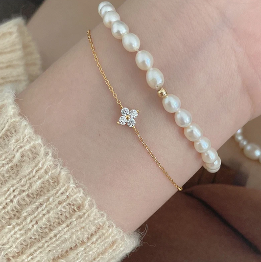 18 Karat vergoldetes dünnes Armband in Form einer kleinen Blume mit Zirkoniasteinen