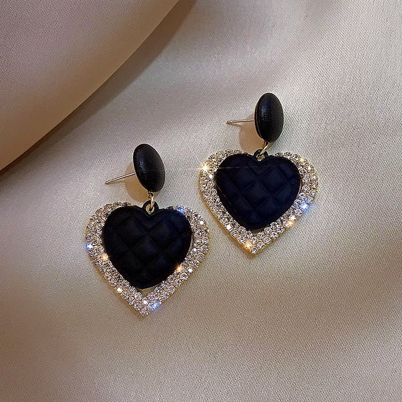 Schwarze Herz Ohrringe in Gold