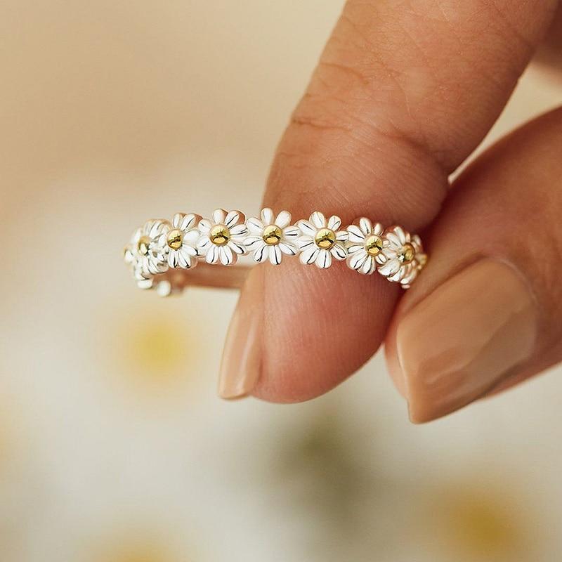 Verstellbarer Margeritenring aus Silber mit handbemaltem Emaille