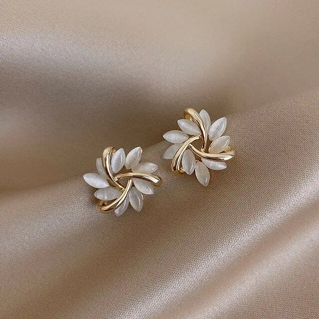 Goldene Blatt Weiße Opal Stecker Ohrringe