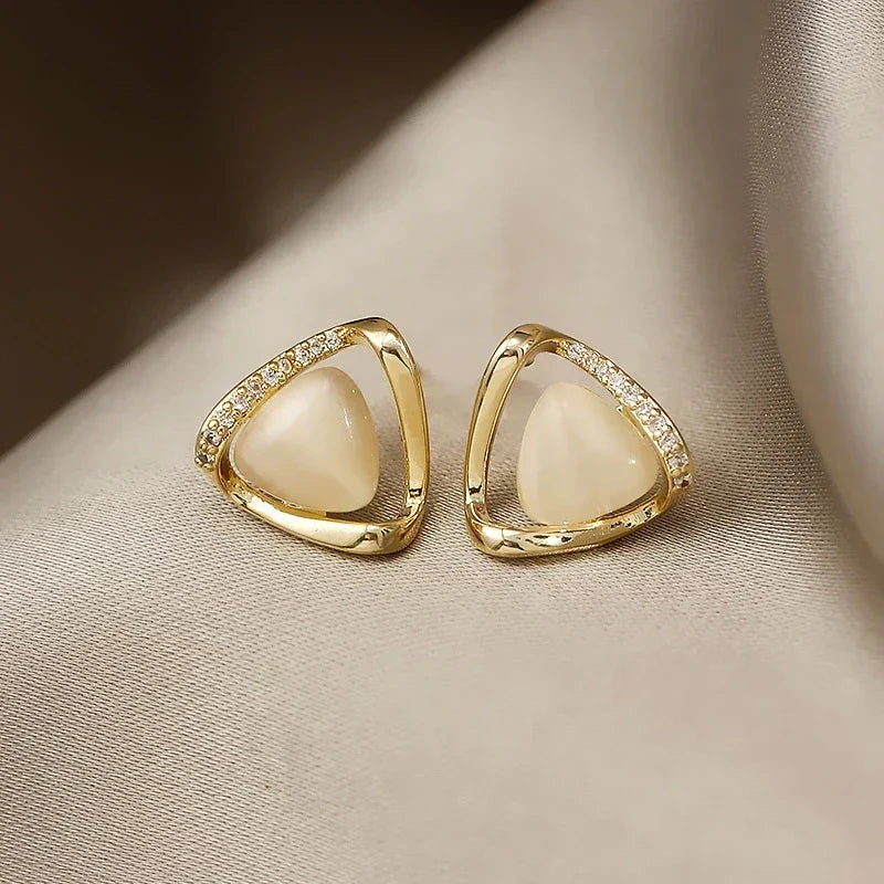 Elegante Dreiecks Ohrringe mit Opal und Kristall