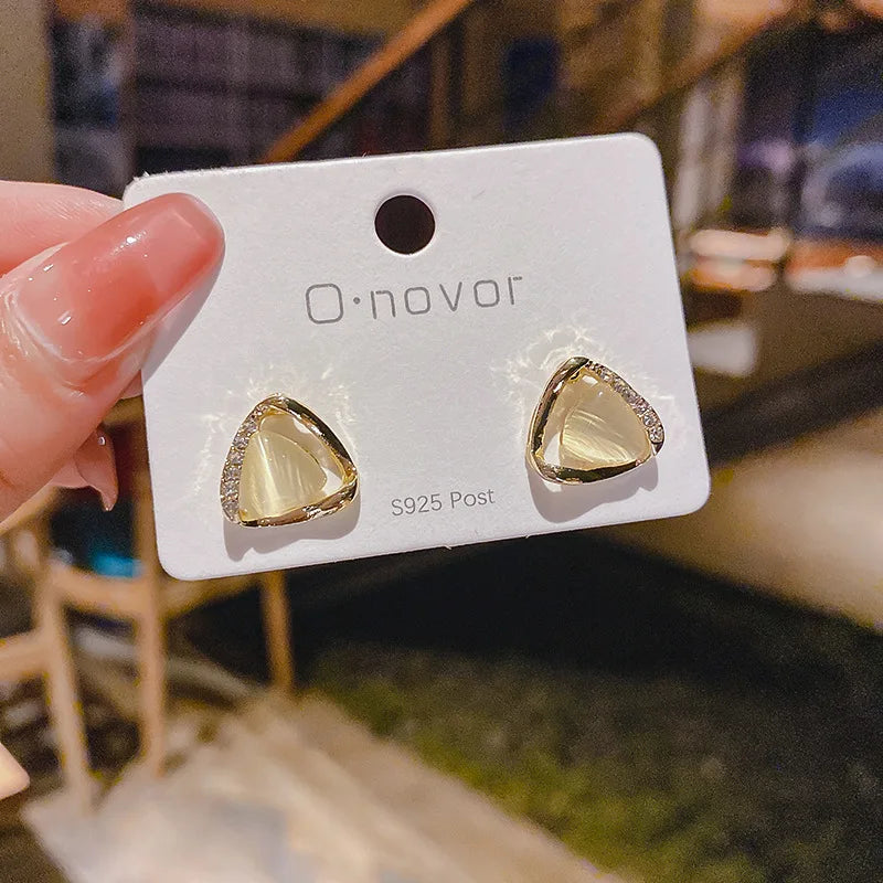 Elegante Dreiecks Ohrringe mit Opal und Kristall